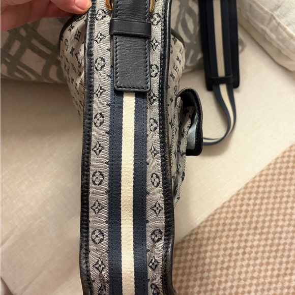 Authentic LOUIS VUITTON Monogram Mini
Buzas Marie Kate Bag Blue - Picture 8 of 12